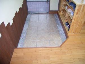 −玄関改修− 遊びでビー玉入れてみました。